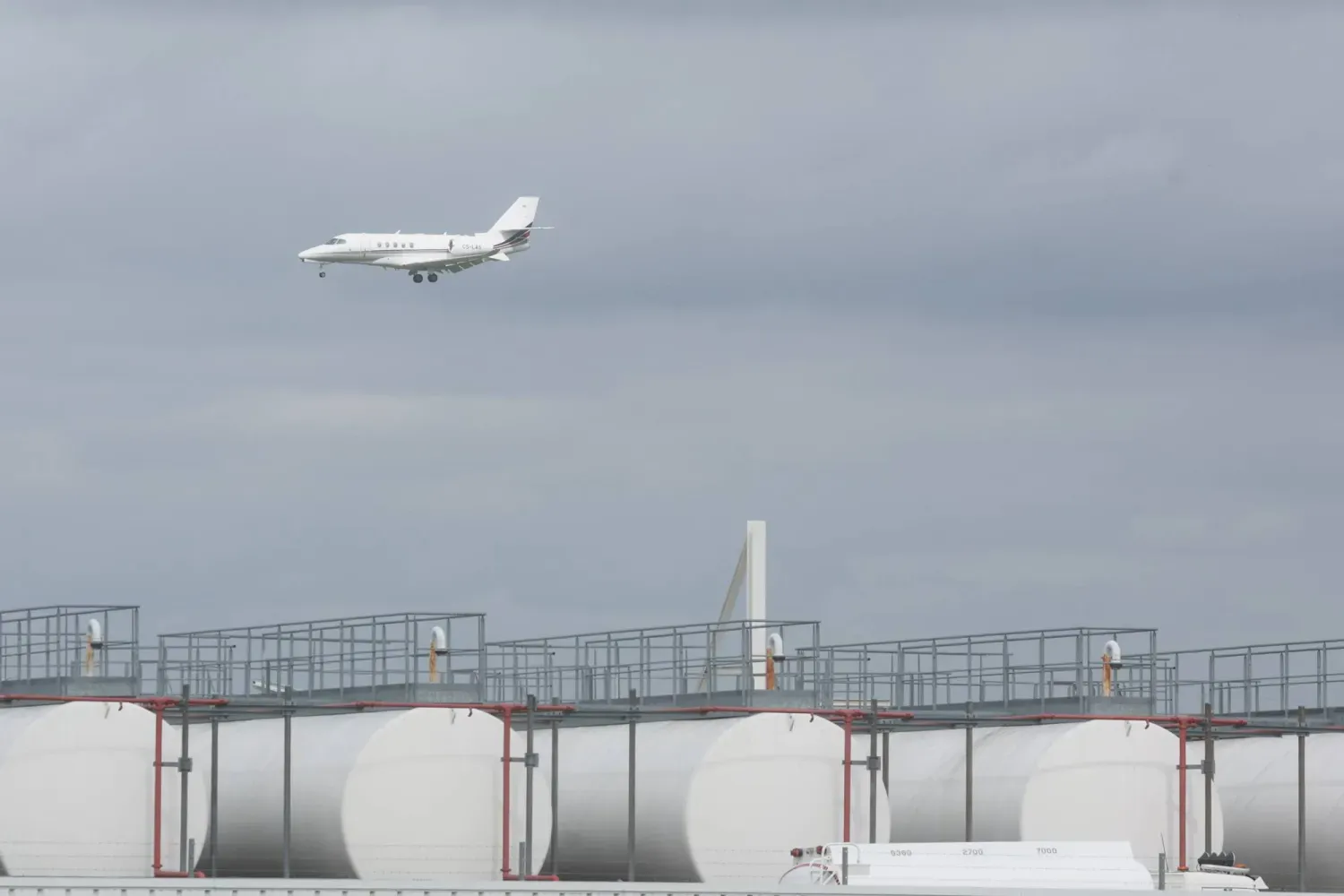 تحذير دولي من نقص وقود الطائرات في أوروبا بسبب أزمة هرمز