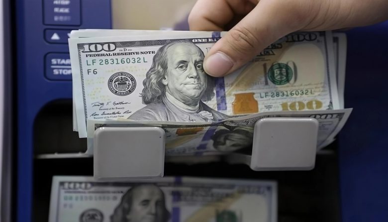 الدينار العراقي يتعافى جزئياً.. تراجع سعر صرف الدولار إلى 1530 مقابل الـ 100