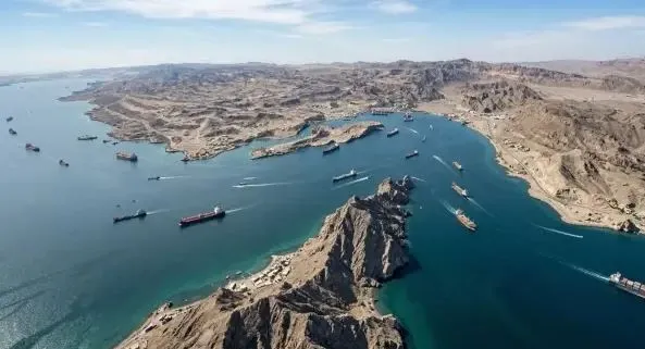 طهران تفرض آلية "الدفع النقدي" لعبور السفن في هرمز وتحدد معايير جديدة للرسوم الأمنية