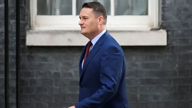 Wes Streeting informs Starmer of intention for leadership