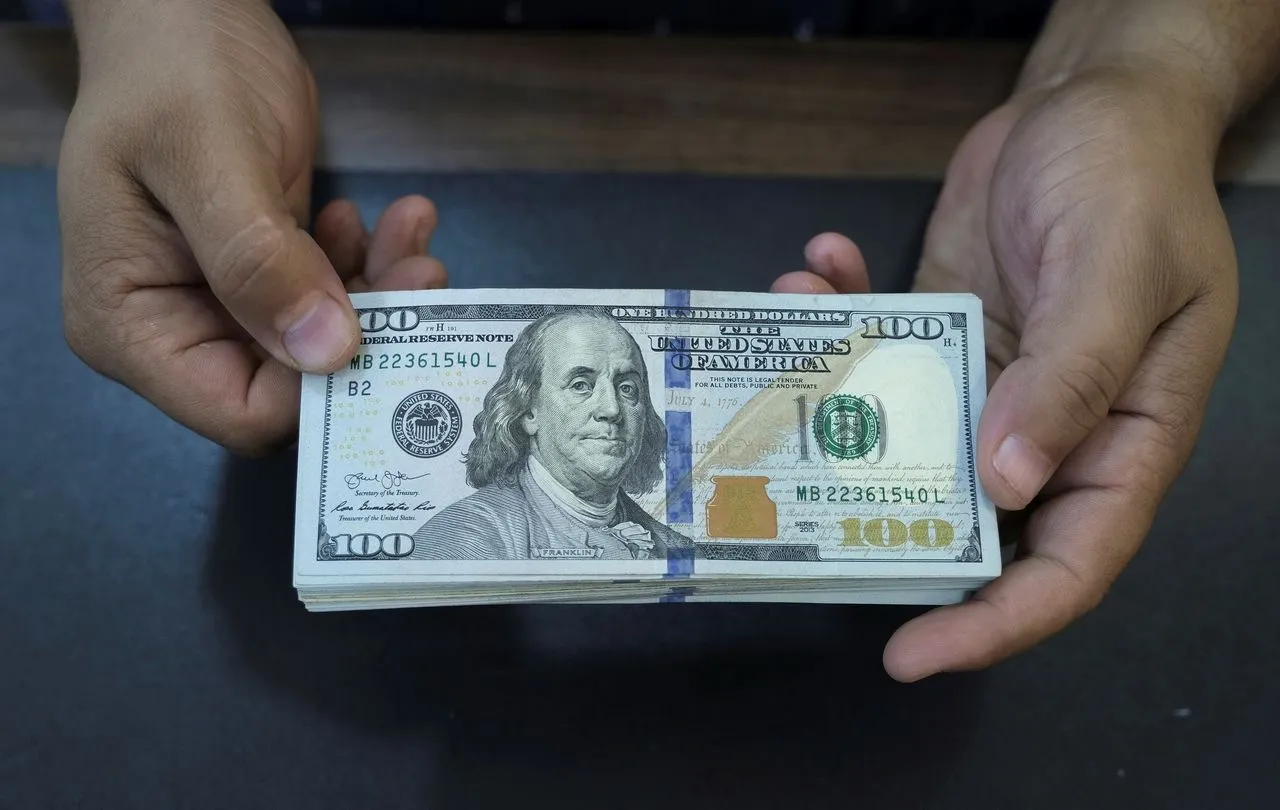 استقرار تعاملات العملة الخضراء بالأسواق المحلية وسط تقارب أسعار البيع والشراء