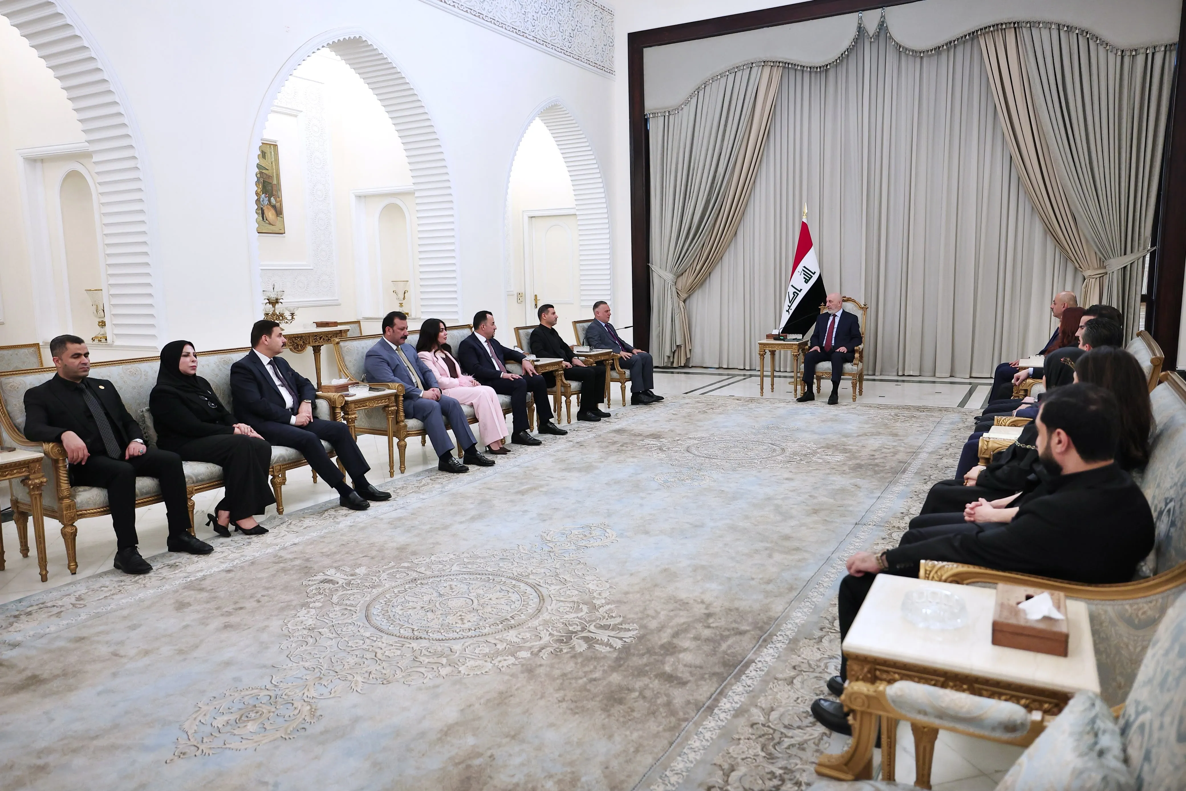 رئيس الجمهورية وكتلة نيابية يشددان على ضرورة استكمال الكابينة الحكومية