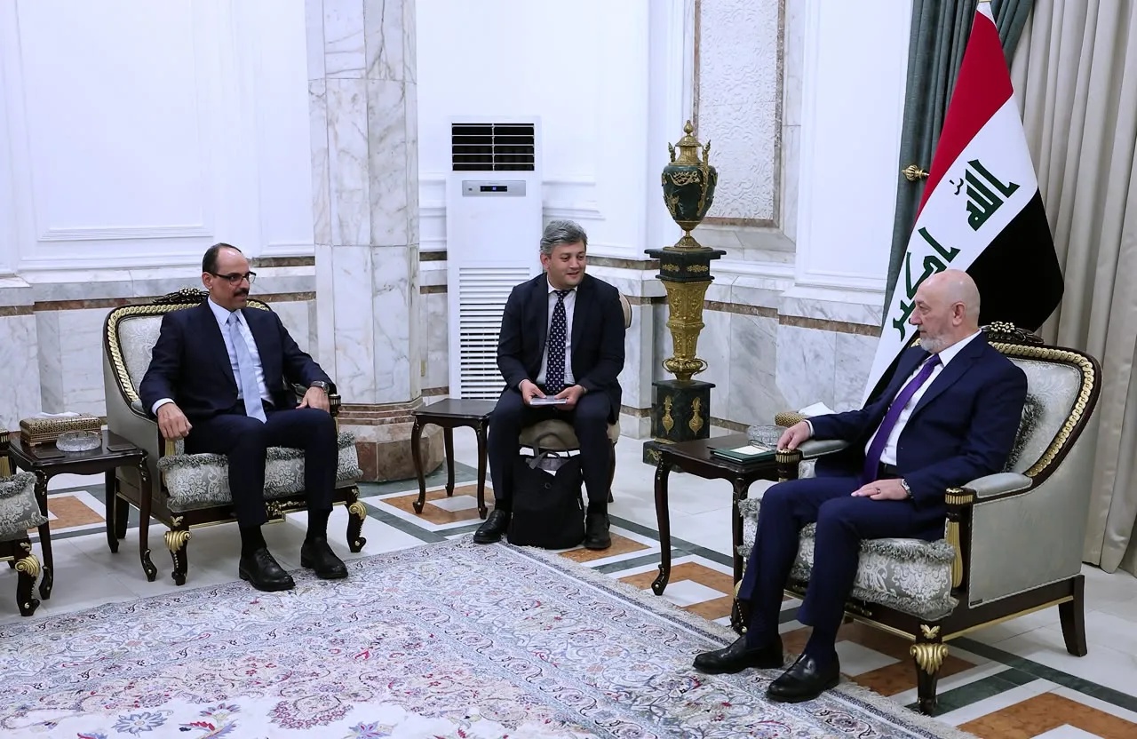 الرئيس ومسؤول المخابرات التركي يناقشان التحديات العابرة للحدود وتعزيز التعاون الأمني