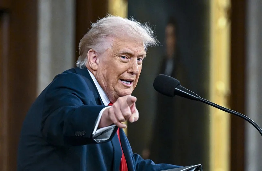 ترامب: ألف صاروخ أمريكي جاهز لضرب إيران رداً على أي اغتيال