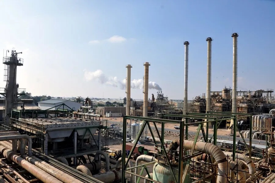 مصافي الجنوب تعلن إنتاج 6 آلاف متر مكعب من البنزين يومياً وتتخذ منافذ برية لتصدير الفوائض النفطية