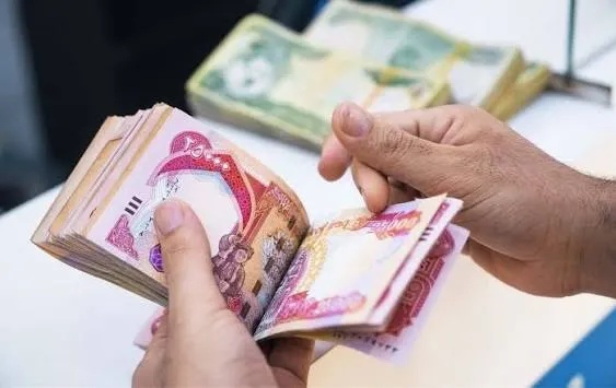 مستشار يؤكد حرص الحكومة على تأمين الرواتب شهرياً وباستمرار