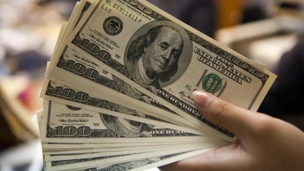 تراجع أسعار الدولار في العراق: البيع بـ153.250 ديناراً
