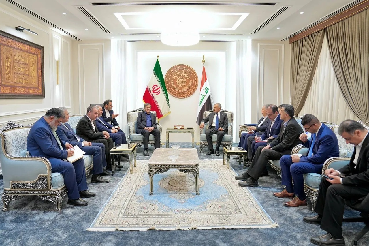 وزير المالية العراقي يؤكد لمحافظ البنك المركزي الإيراني تداعيات إغلاق مضيق هرمز على اقتصاد بلاده