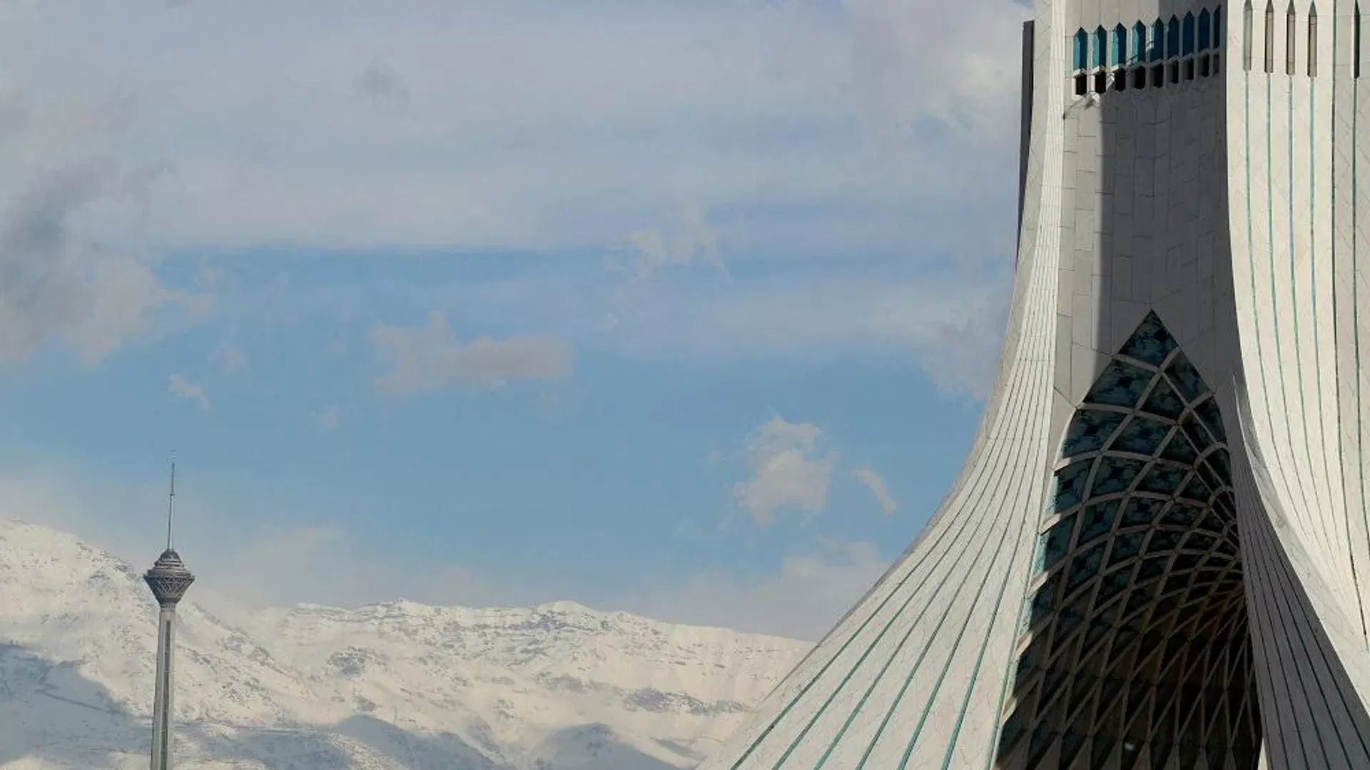 إيران تؤكد صمودها أمام الضغوط الاقتصادية الأمريكية وتتوعد برد حازم