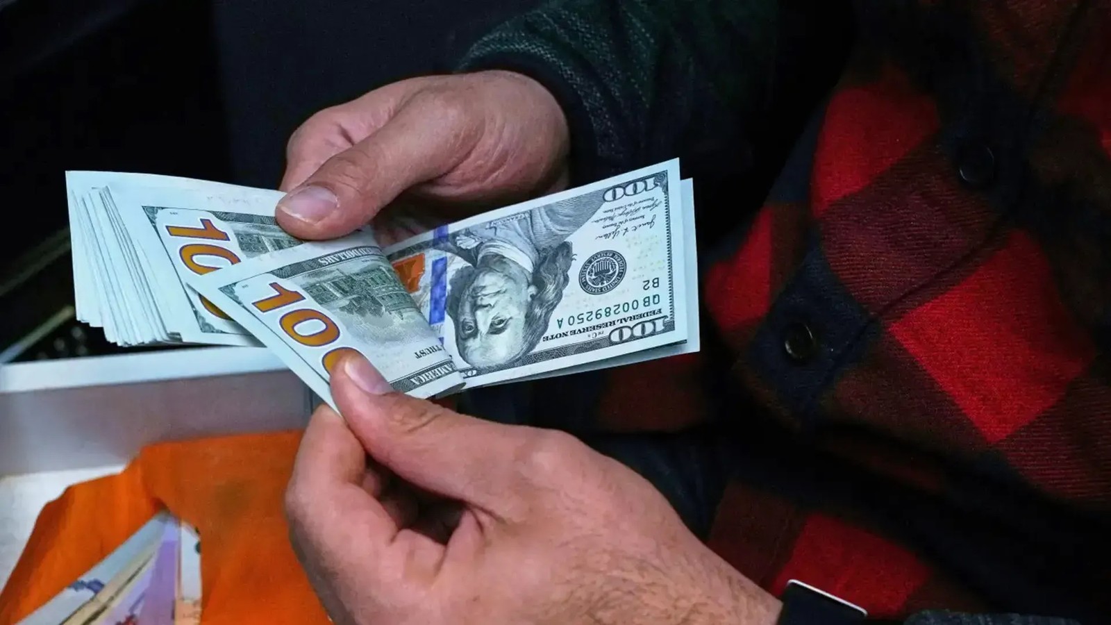 أسعار صرف الدولار ترتفع في مستهل تعاملات السبت ببغداد لتصل لـ155 ألف دينار