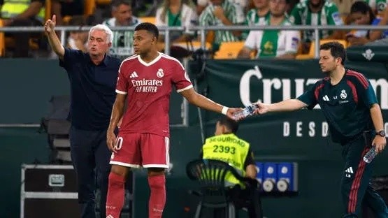 جوزيه مورينيو يصف لاعبي ريال مدريد بـ "السُذّج" بعد الهزيمة