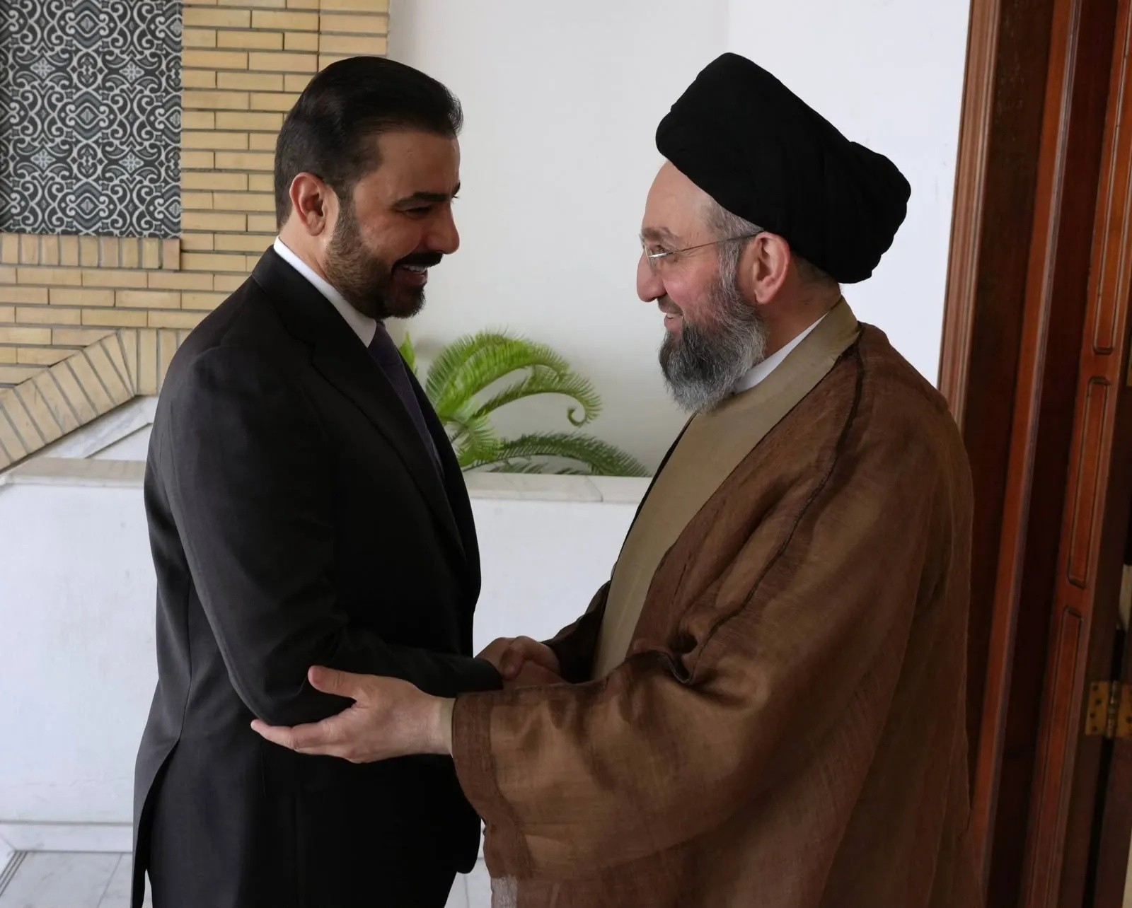عمار الحكيم يؤكد للزيدي أهمية حفظ السيادة وتسليم أسلحة الفصائل للحشد الشعبي كجسم رسمي