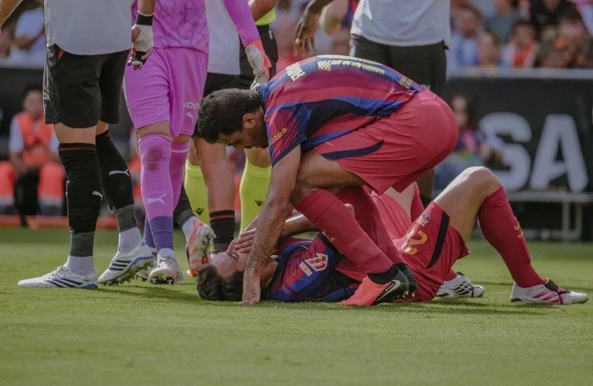 حادث مؤسف يكسر أنف مدافع برشلونة في مباراة فالنسيا