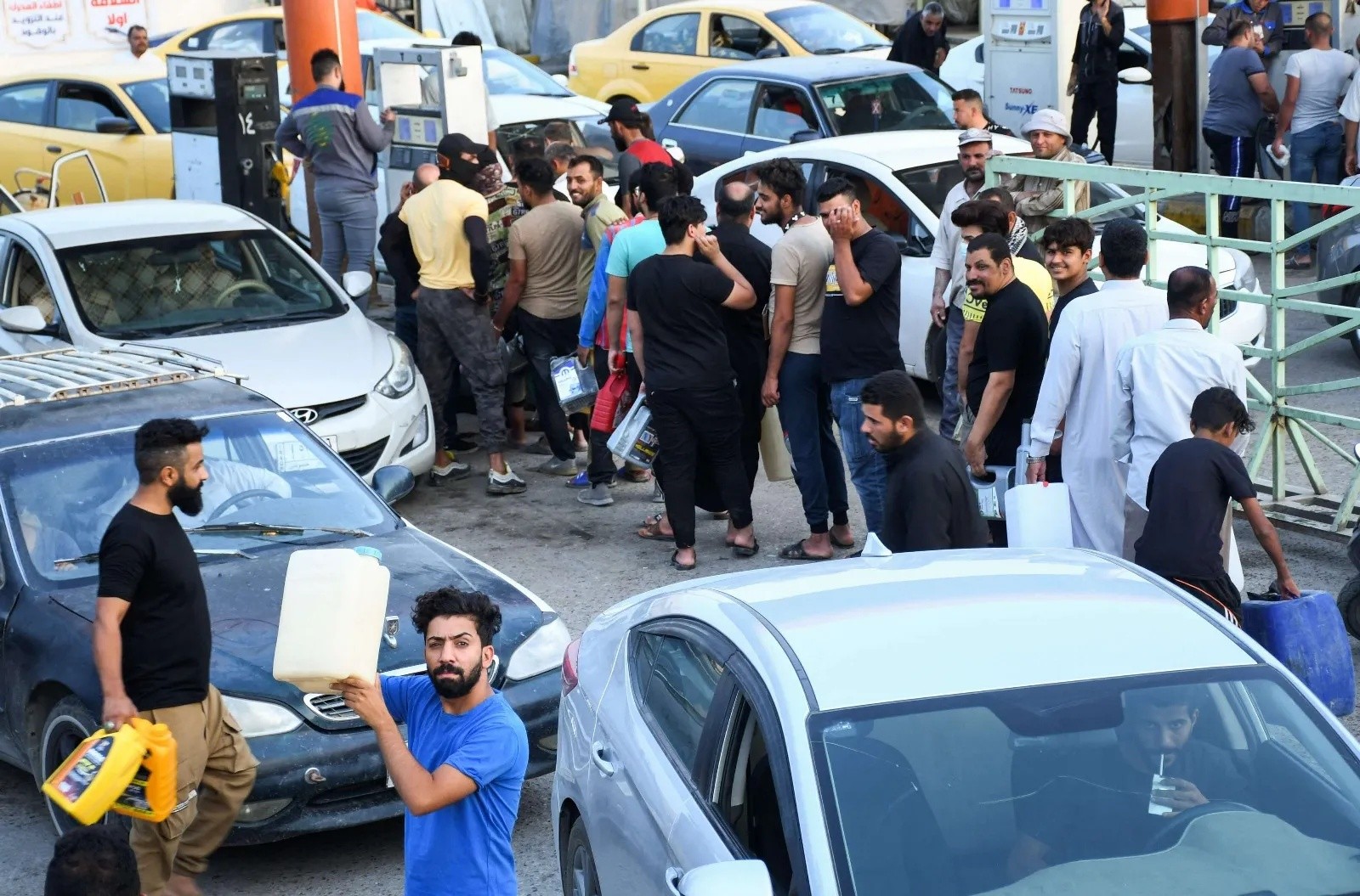 مجلس بغداد يعلن عن خطة لاستيراد الوقود لمواجهة أزمة البنزين
