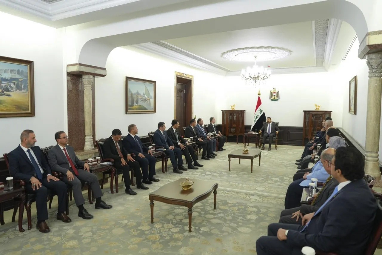 رئيس الوزراء يدعو البرلمان لتسريع إقرار تشريعات حيوية