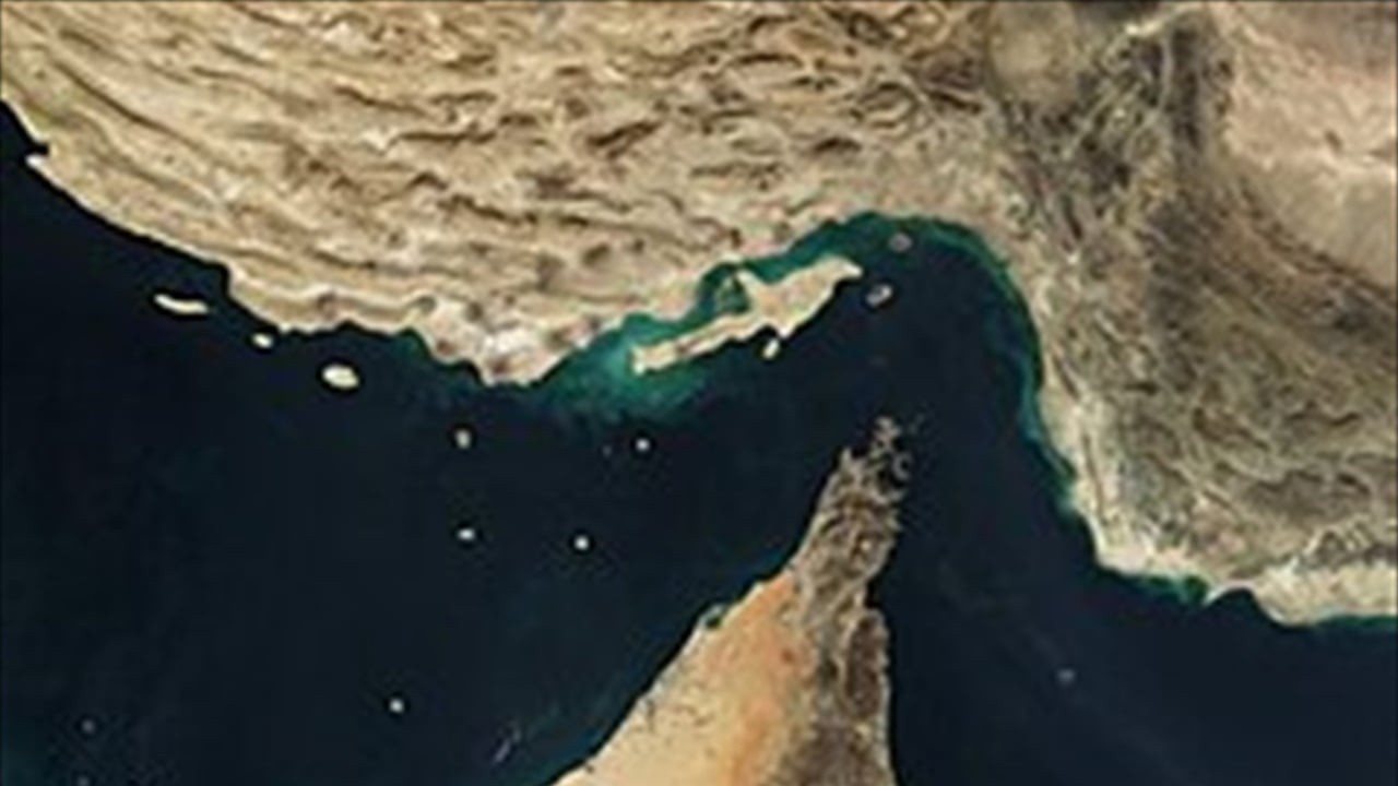الحرس الثوري الإيراني يعلن استهداف سفن في هرمز رداً على "عدوان أمريكي"