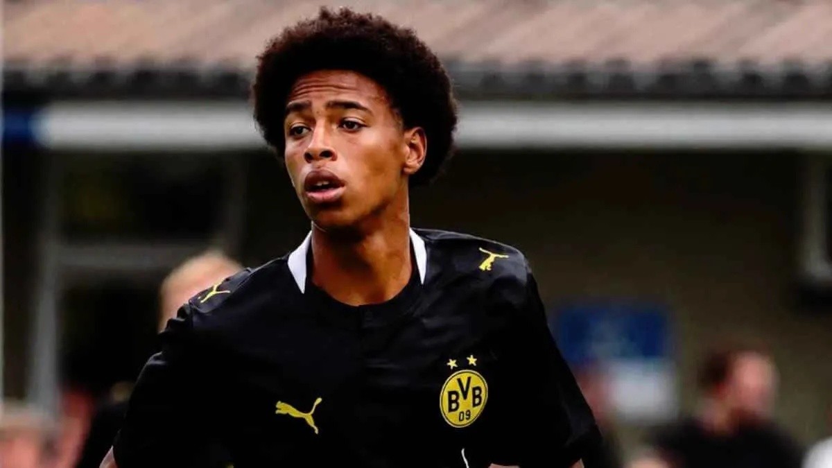 برشلونة يستهدف موهبة دورتموند الصاعدة لتعزيز صفوفه