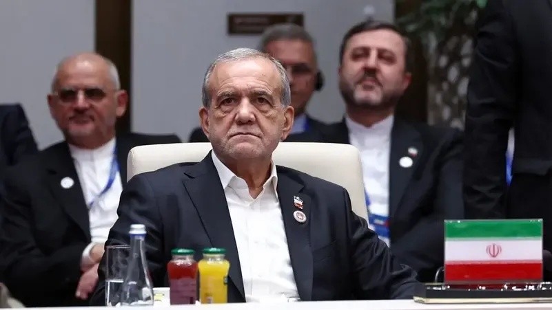 الرئيس الإيراني يربط فتح هرمز بإنهاء الحصار الأمريكي