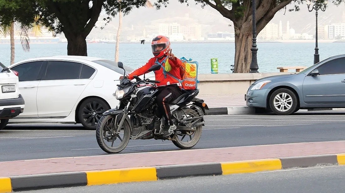وزارة العمل تستعرض تحديات إدراج عمال التوصيل ضمن الضمان الاجتماعي وغياب العقود المكتوبة