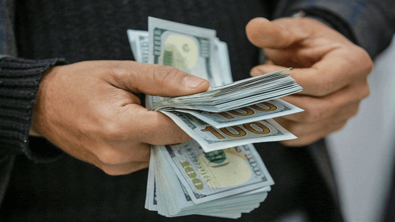 الدولار يحافظ على ارتفاعه أمام الدينار مع مستهل الأسبوع