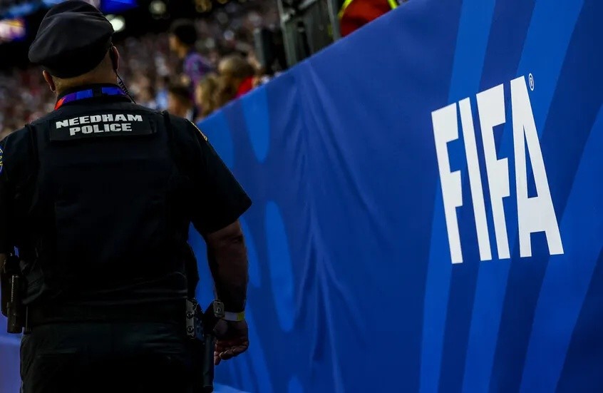فيفا يصعد الخلاف مع يويفا باتهامات تضليل بشأن إنفانتينو
