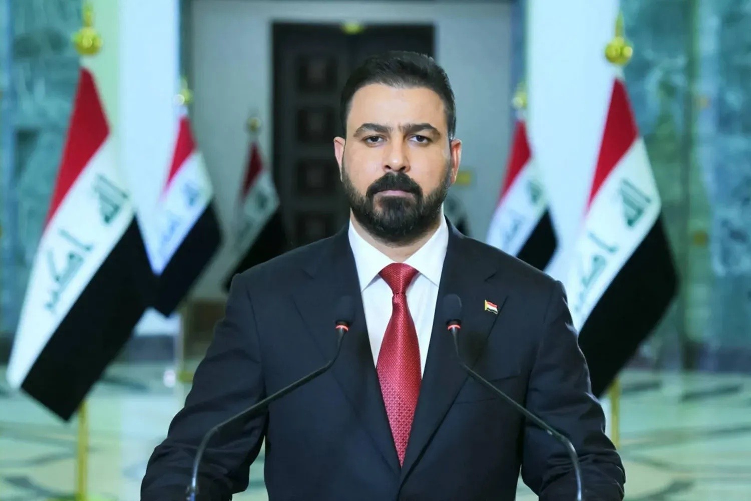 رئيس الوزراء والقائد العام الزيدي يوجه بتكريم منتسبي الأجهزة الأمنية والعسكرية بيوم السيادة