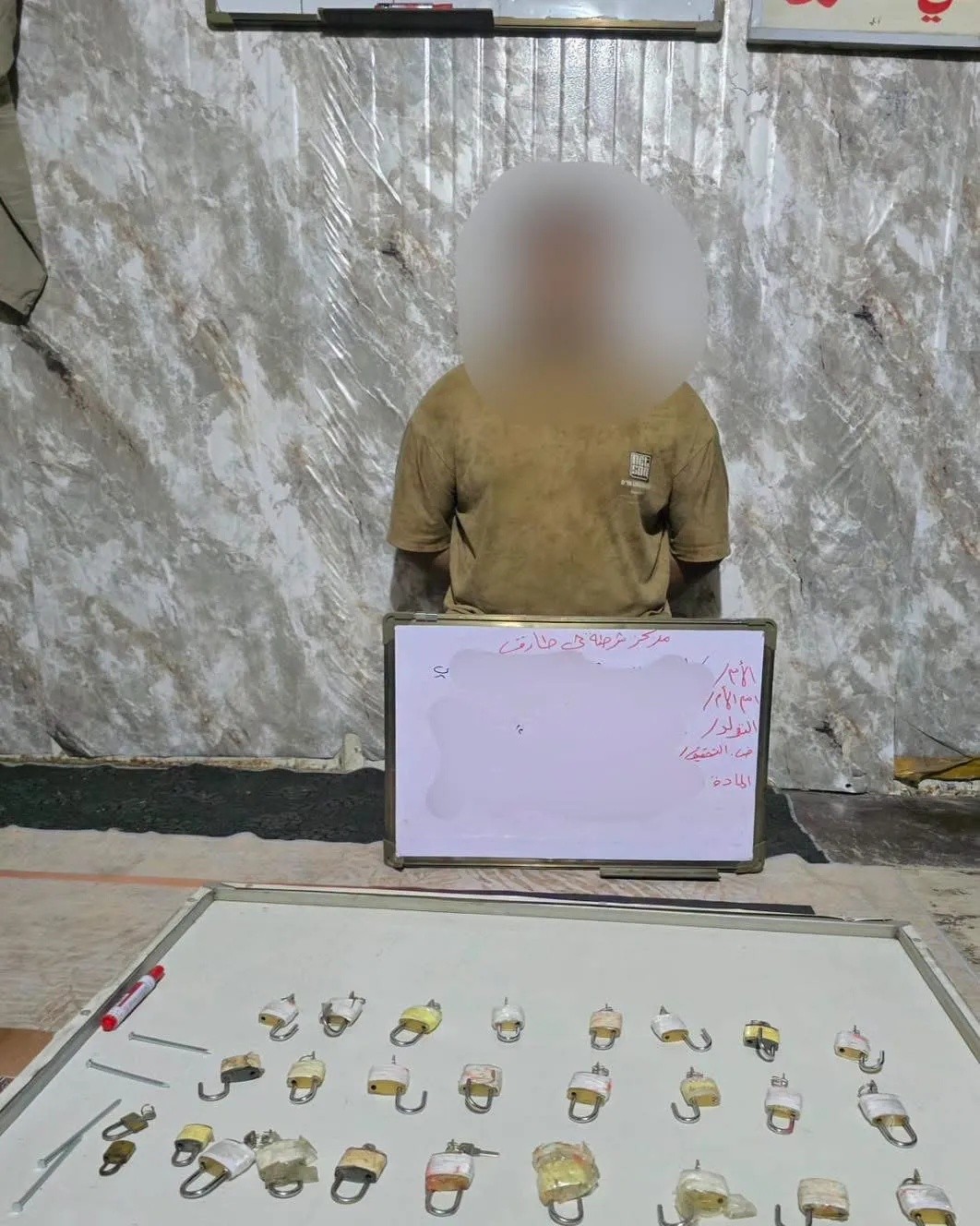 ضبط شخص يقوم بأعمال السحر والشعوذة وبحوزته أقفال بأسماء مواطنين في العاصمة