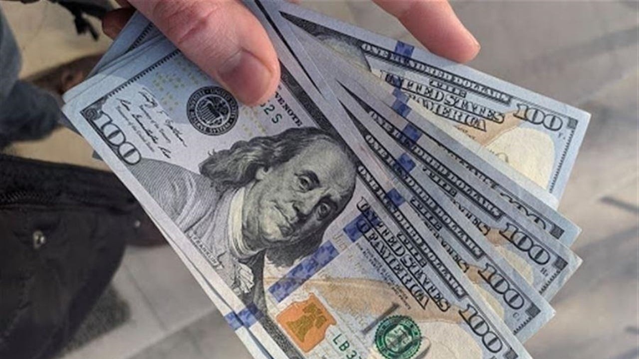 تراجع أسعار الدولار دون عتبة المئة وخمسة وستين ألفاً