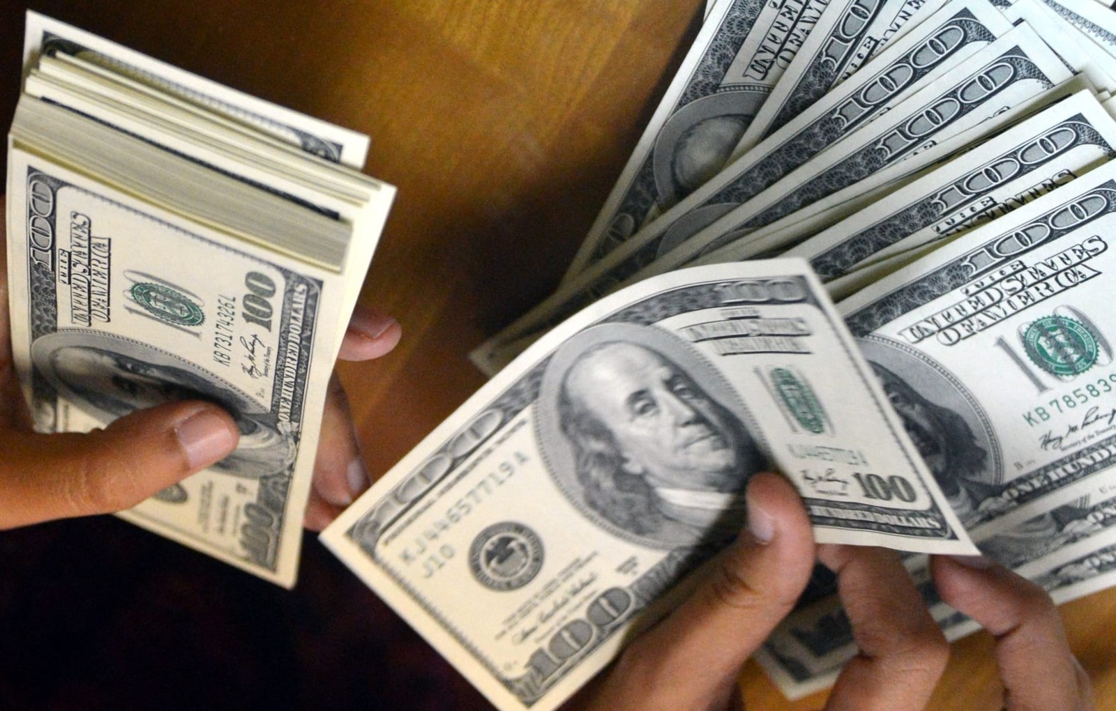 مستويات صرف الدولار تقترب من عتبة الـ168 ألف دينار