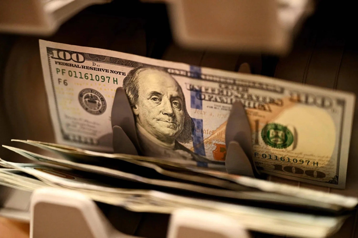 الحكومة تعلن عن استراتيجية متكاملة لخفض سعر صرف الدولار محلياً