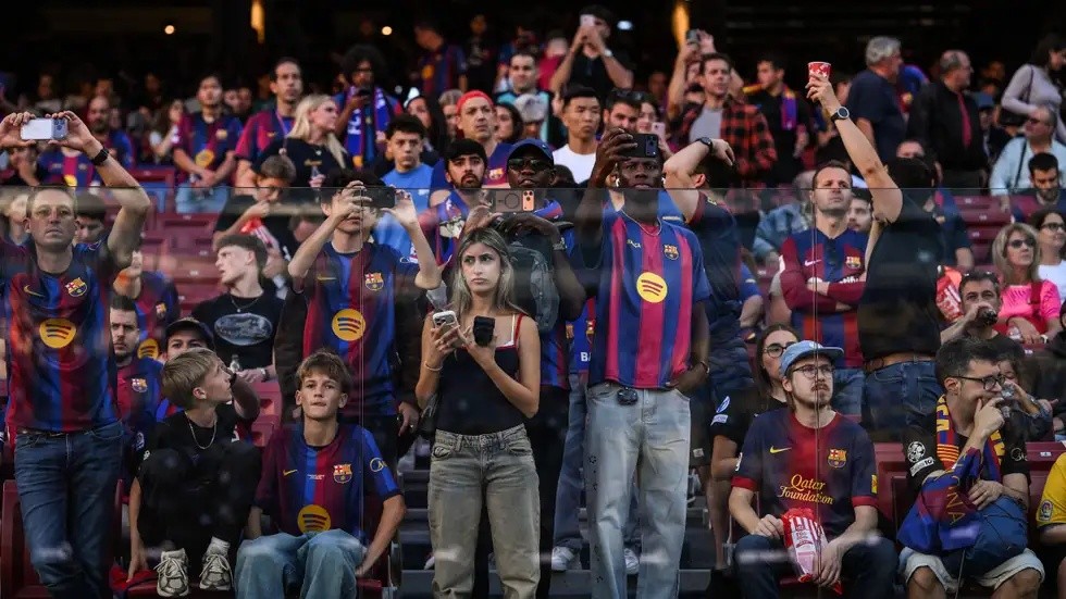 إضراب عمالي يهدد الكلاسيكو وإدارة برشلونة تحتكم لنموذج أندية العاصمة لإنقاذه