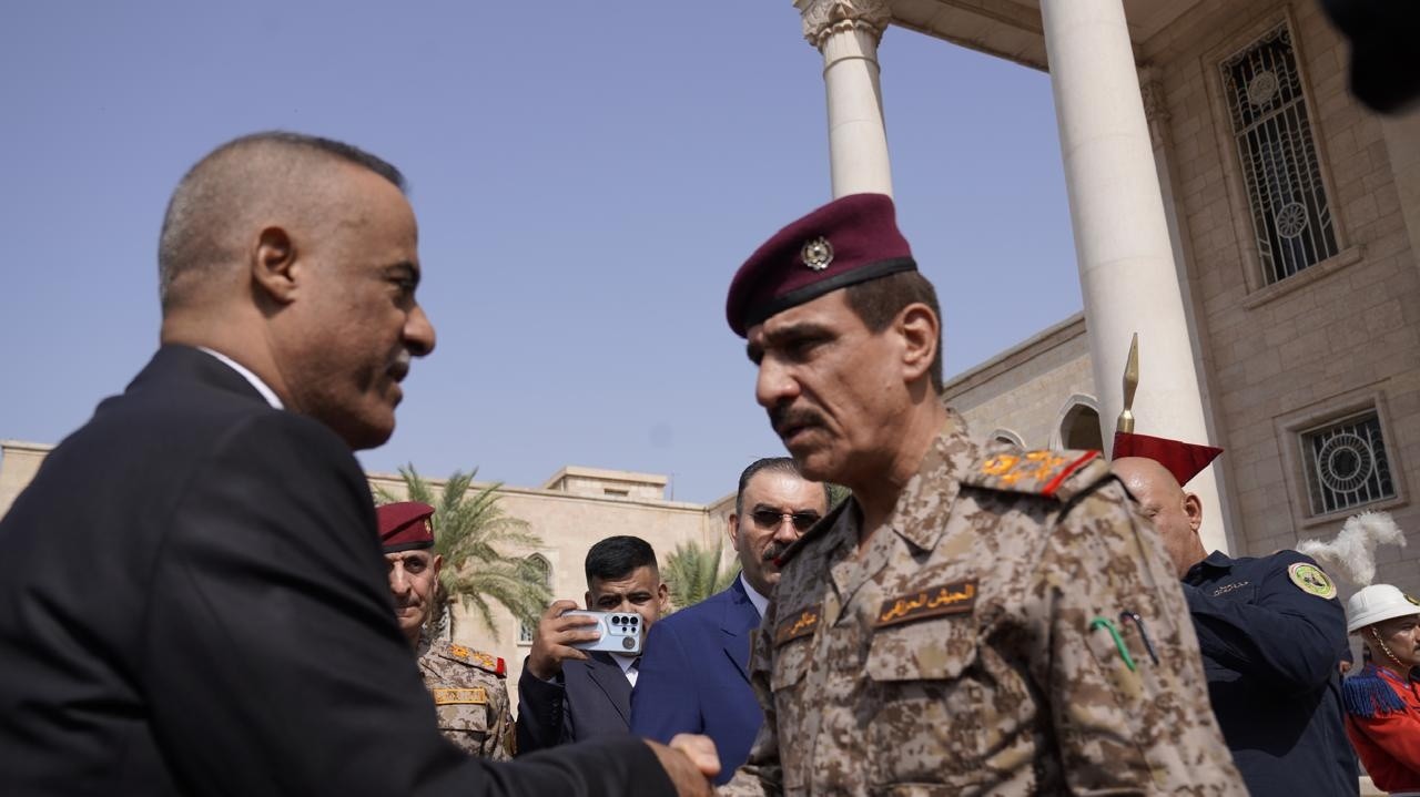 مباشرة وزير الدفاع الجديد بمهامه الرسمية لتعزيز الجاهزية العسكرية