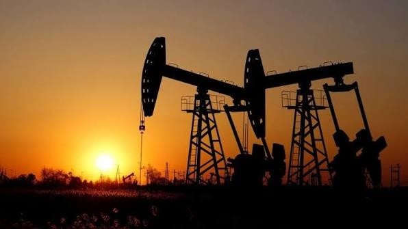 ارتفاع أسعار النفط العالمية وسط استمرار المخاطر الجيوسياسية واضطرابات السفن