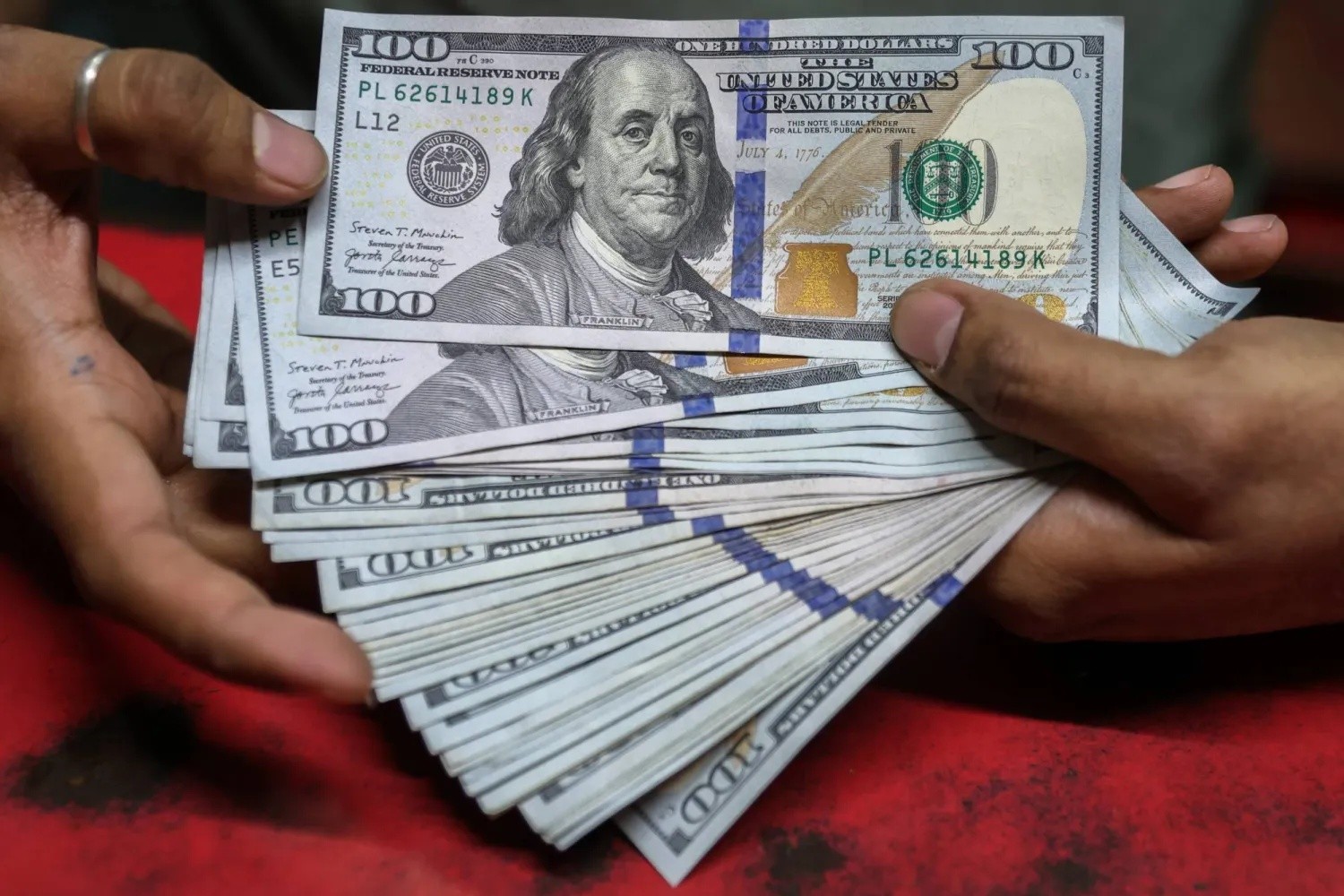 رئيس الوزراء يؤكد سعي الحكومة لإعادة سعر الدولار إلى مستويات منخفضة