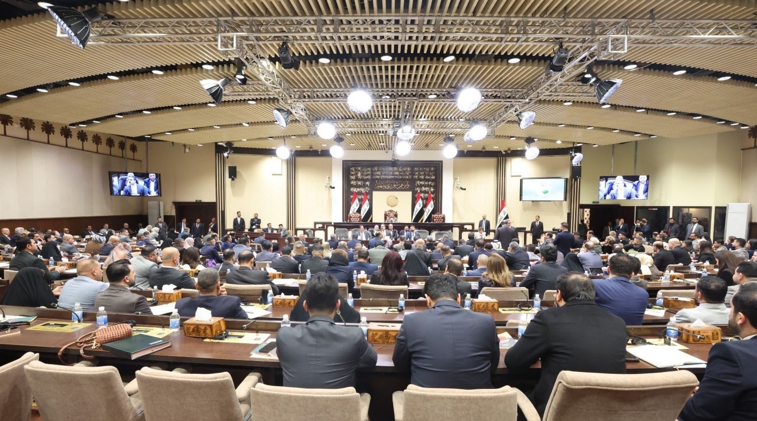البرلمان يصادق على قانون إجازة طويلة الأمد للموظفين