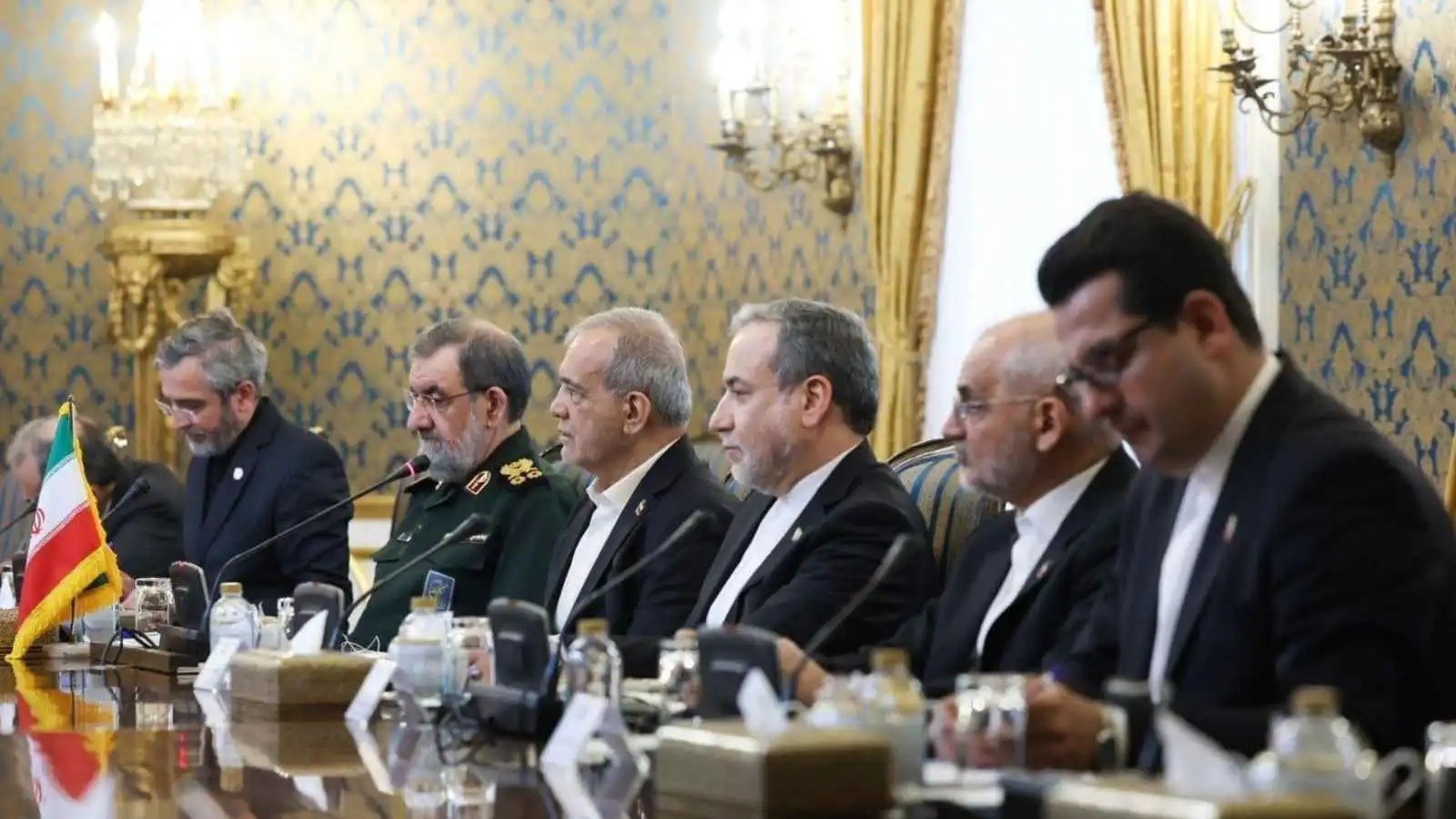 مسؤول إيراني يشترط تلبية مطالبه قبل مناقشة النووي