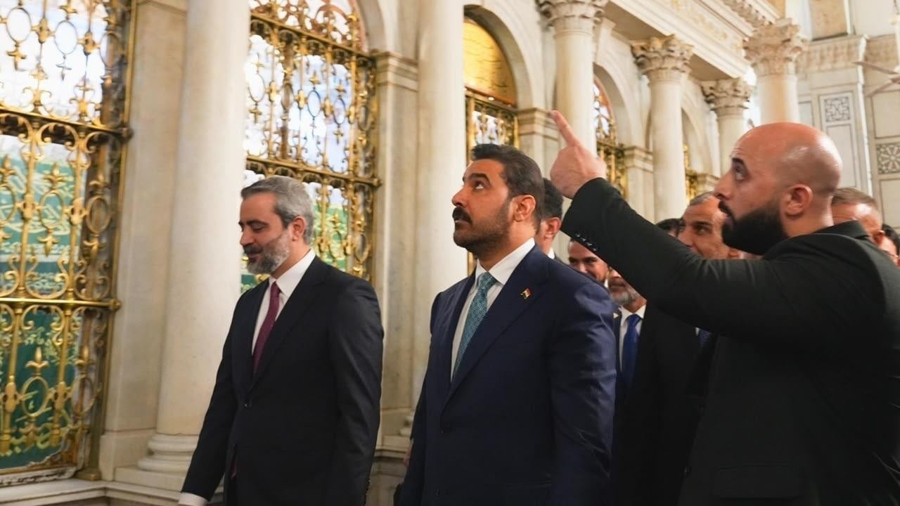 رئيس الوزراء يتبرع بمبلغ 10 ملايين دولار لدعم مرقد السيدة زينب والجامع الأموي بدمشق